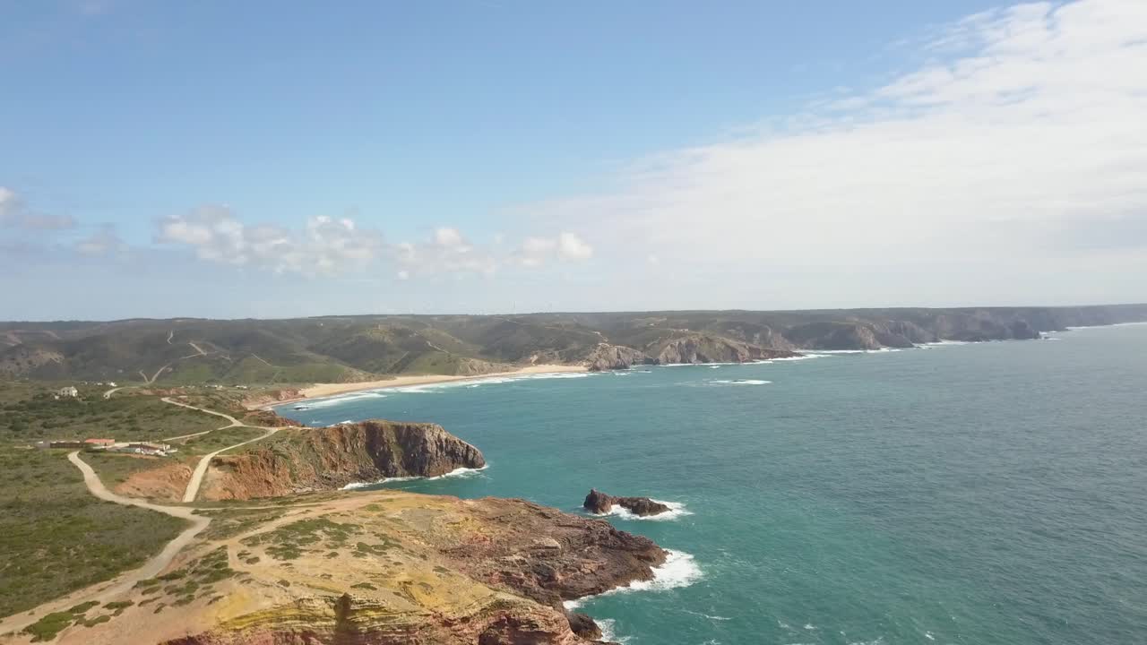 drone volando a lo largo de la costa en portugal - algarve