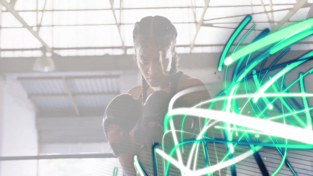 Pugile donna che alza i guantoni sul ring mentre il partner entra tra strisce al neon e linee di scansione in un allenamento di boxe