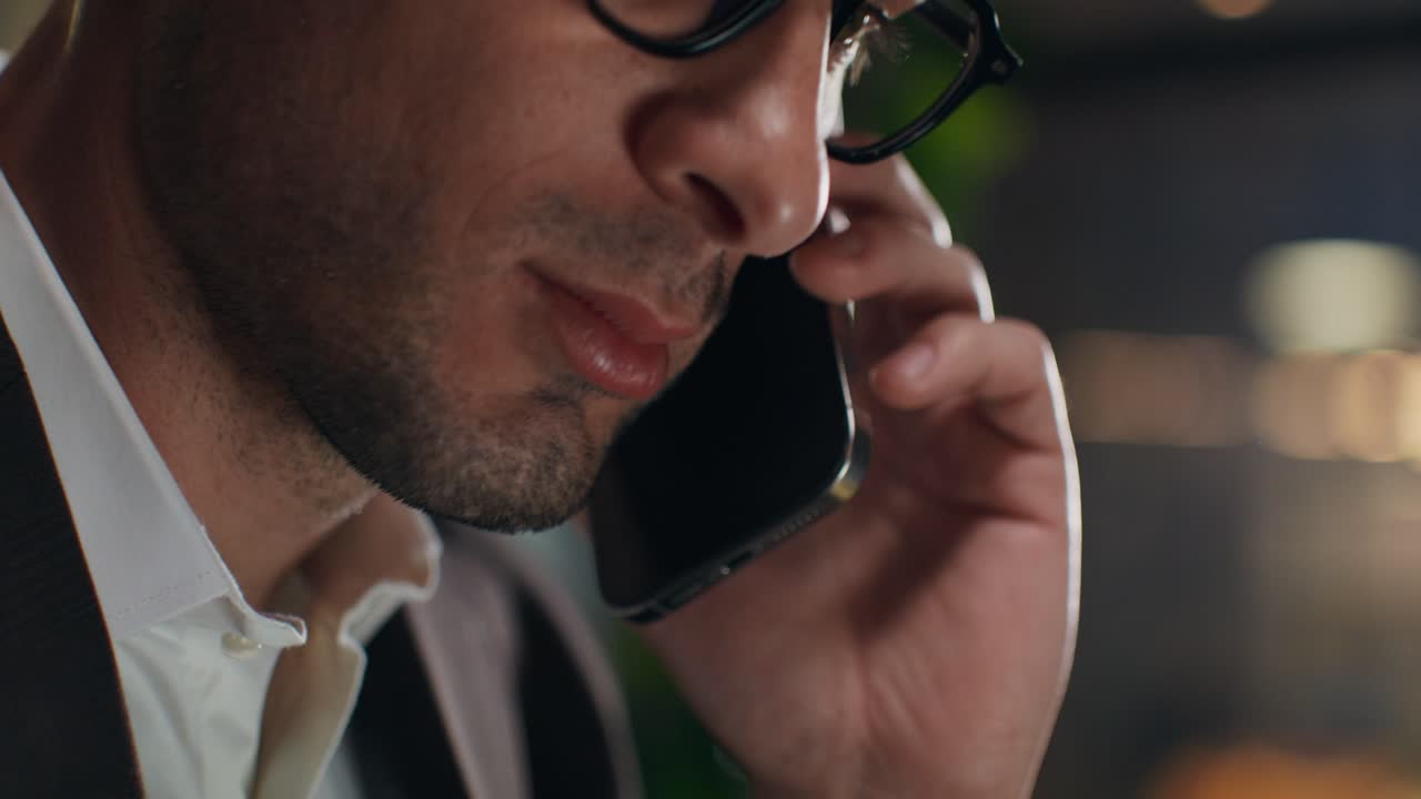 전화 통화 하는 사업가