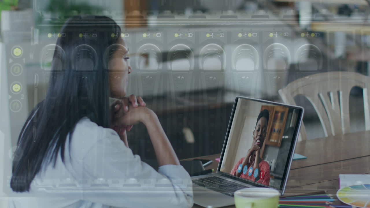 animación de un primer plano del servidor de computadora sobre una mujer que usa una computadora portátil en una videollamada en segundo plano