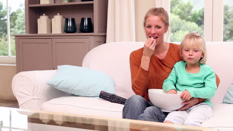 Linda-Niña-Viendo-Televisión-Con-Su-Madre