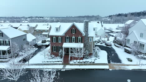 gran casa familiar en estados unidos durante la nieve fresca del invierno