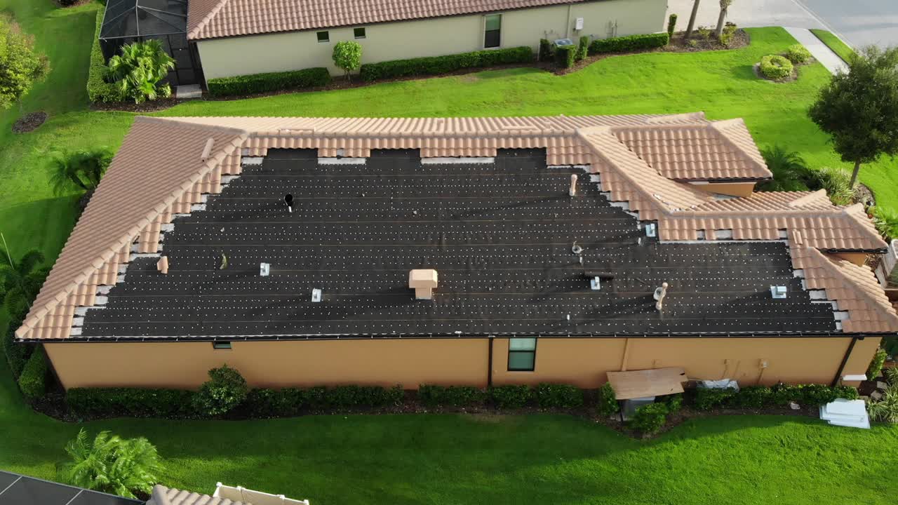 antena que muestra una reelaboración muy costosa de un techo de tejas.