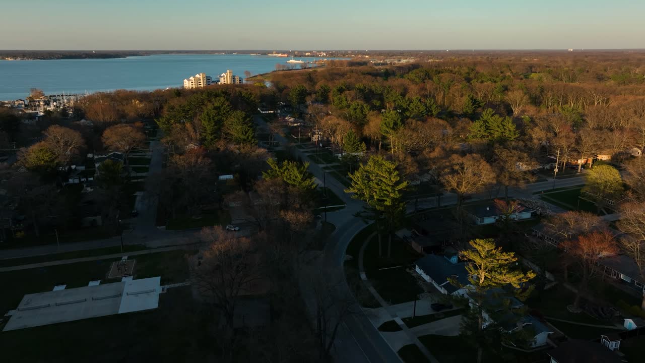 Kevät kukkii puissa Michiganjärven rannalla.