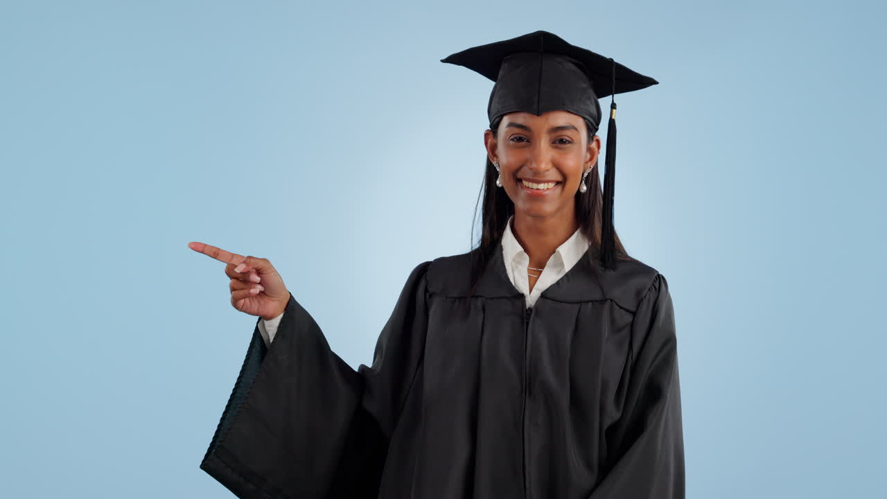 mujer feliz, graduación y señalando a la lista