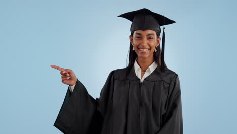mujer feliz, graduación y señalando a la lista