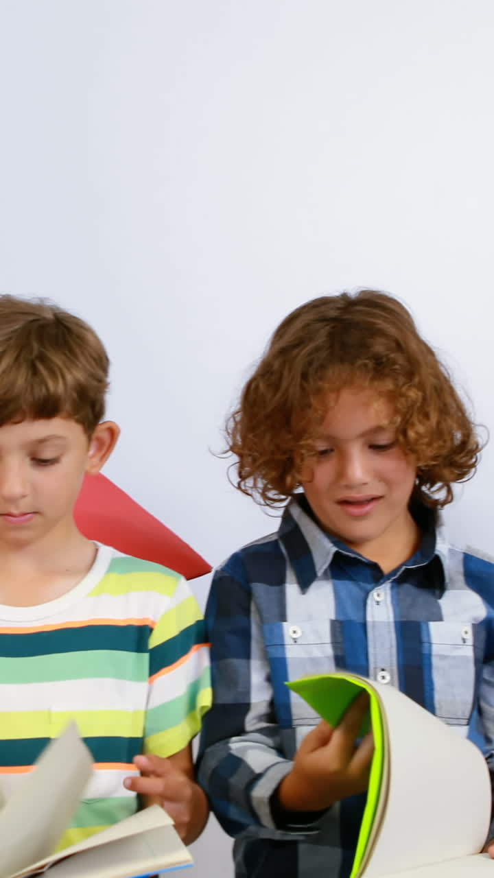 maestro ayudando a los niños a leer libros en el aula