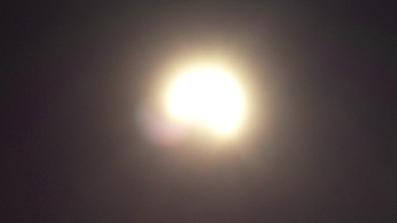 eclipse solar parcial con aumento del brillo