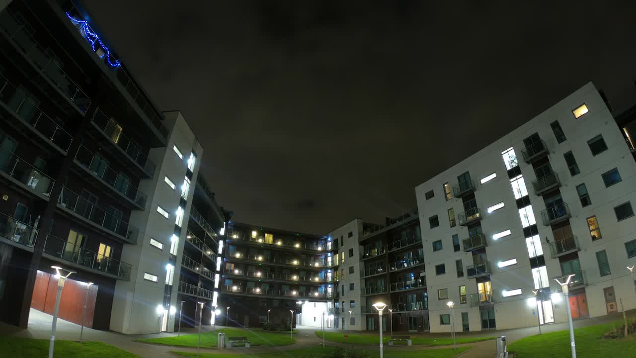 밤에는 밝은 건물로 둘러싸인 아름다운 풍경 - 타임 스