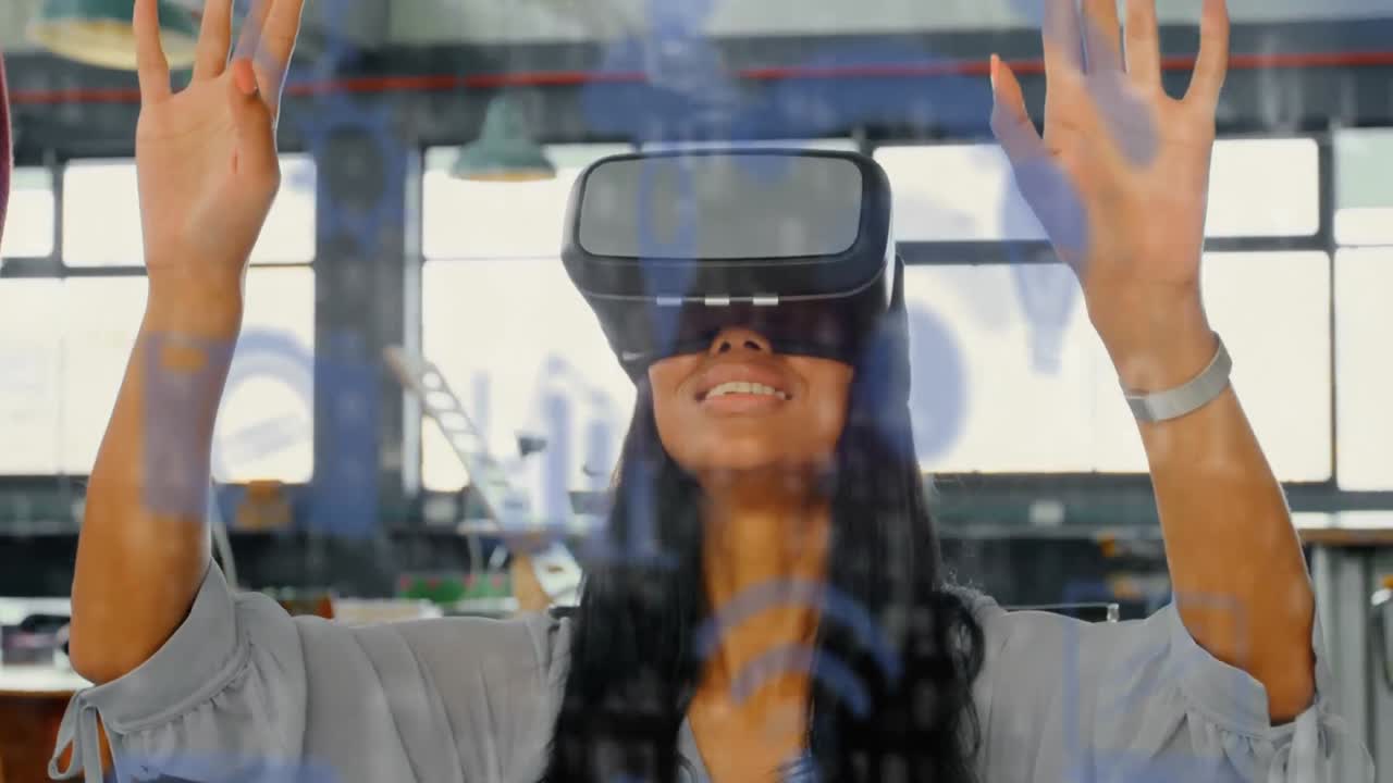 Animazione di icone con elaborazione dati su donna d'affari birazziale che usa un visore VR