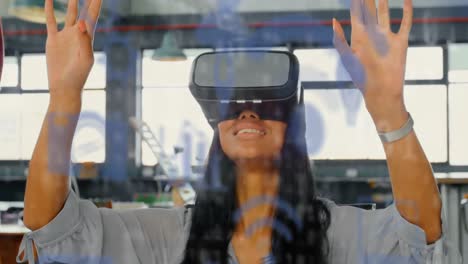 animación de iconos con procesamiento de datos sobre mujer de negocios biracial usando auriculares vr.