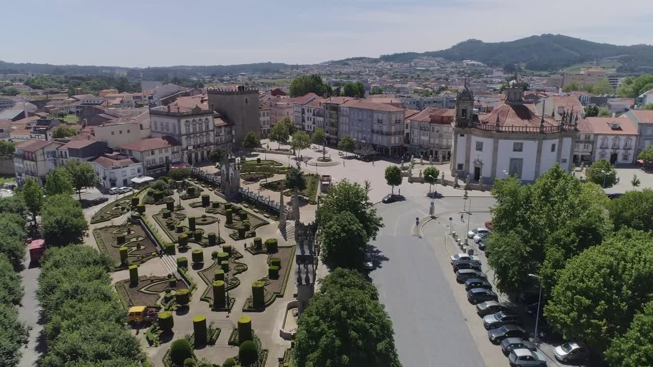 ciudad de barcelos, toma de drones en 4k, largo da porta nova, barcelos, toma aérea de portugal