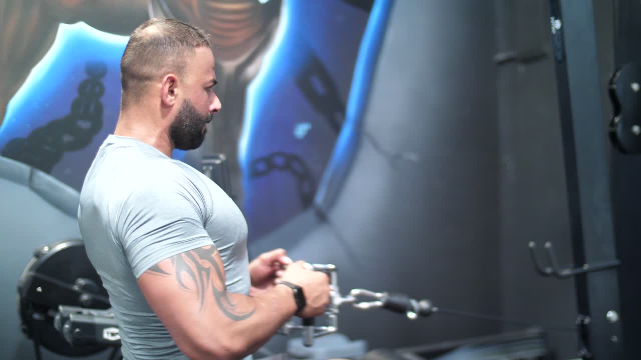 un culturista musculoso, entrenando apasionadamente en el gimnasio, levantando pesas trabajando en su revés y ajedrez