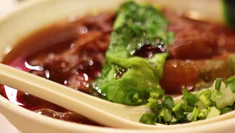 deliciosa sopa de fideos de carne servida en el bazar de alimentos
