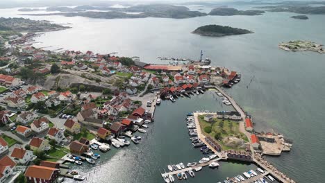 fjallbacka, ciudad sueca y paso elevado del puerto