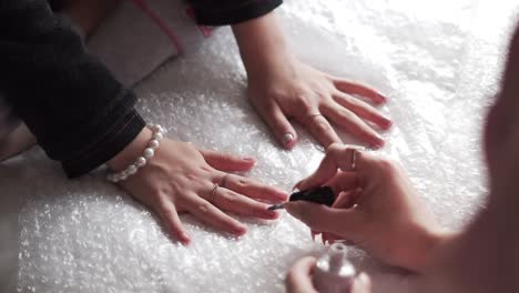 chica con las uñas pintadas