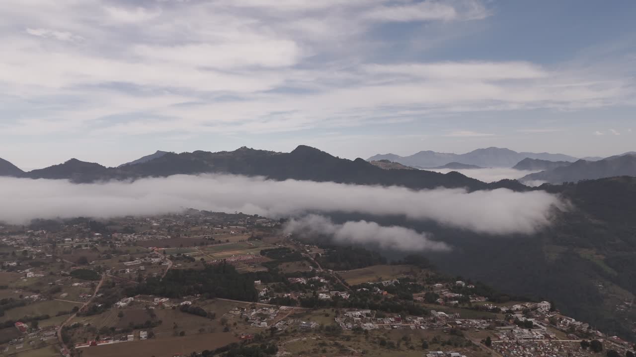 vista panorámica de zacatlán con una majestuosa niebla