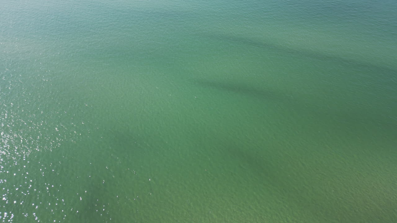 paz brillante luz en las olas del océano ondas de agua verde en el atlántico