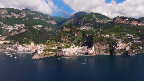 Beautiful-Amalfi-Coast---Popular-Tourist-Destination,-Italy