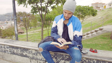 niño leyendo un libro en la calle