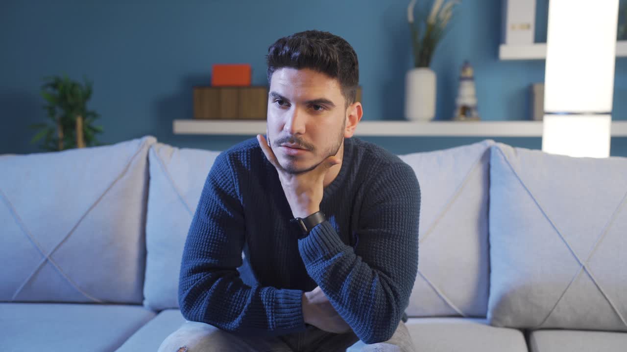 um jovem fracassado e desesperado, atencioso em casa.