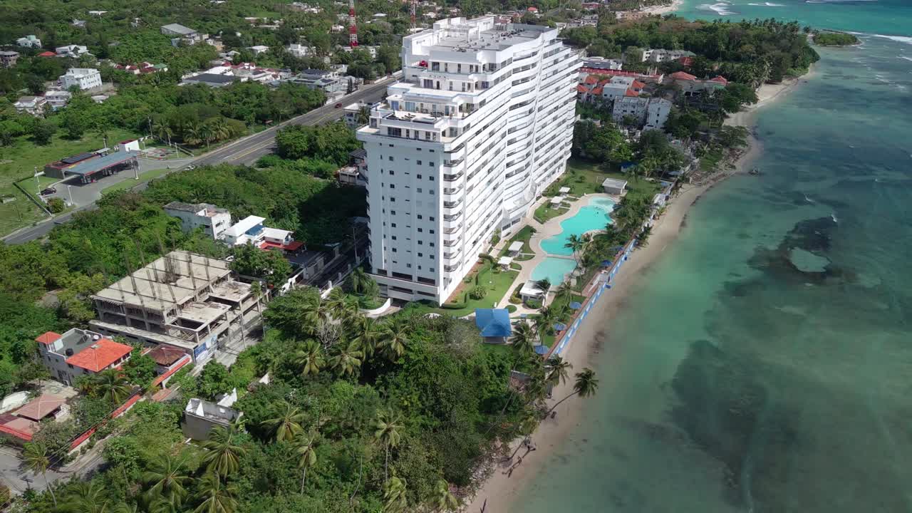 Moderno condominio e cantiere sulla costa tropicale di Juan Dolio, Repubblica Dominicana. Ripresa aerea con drone.