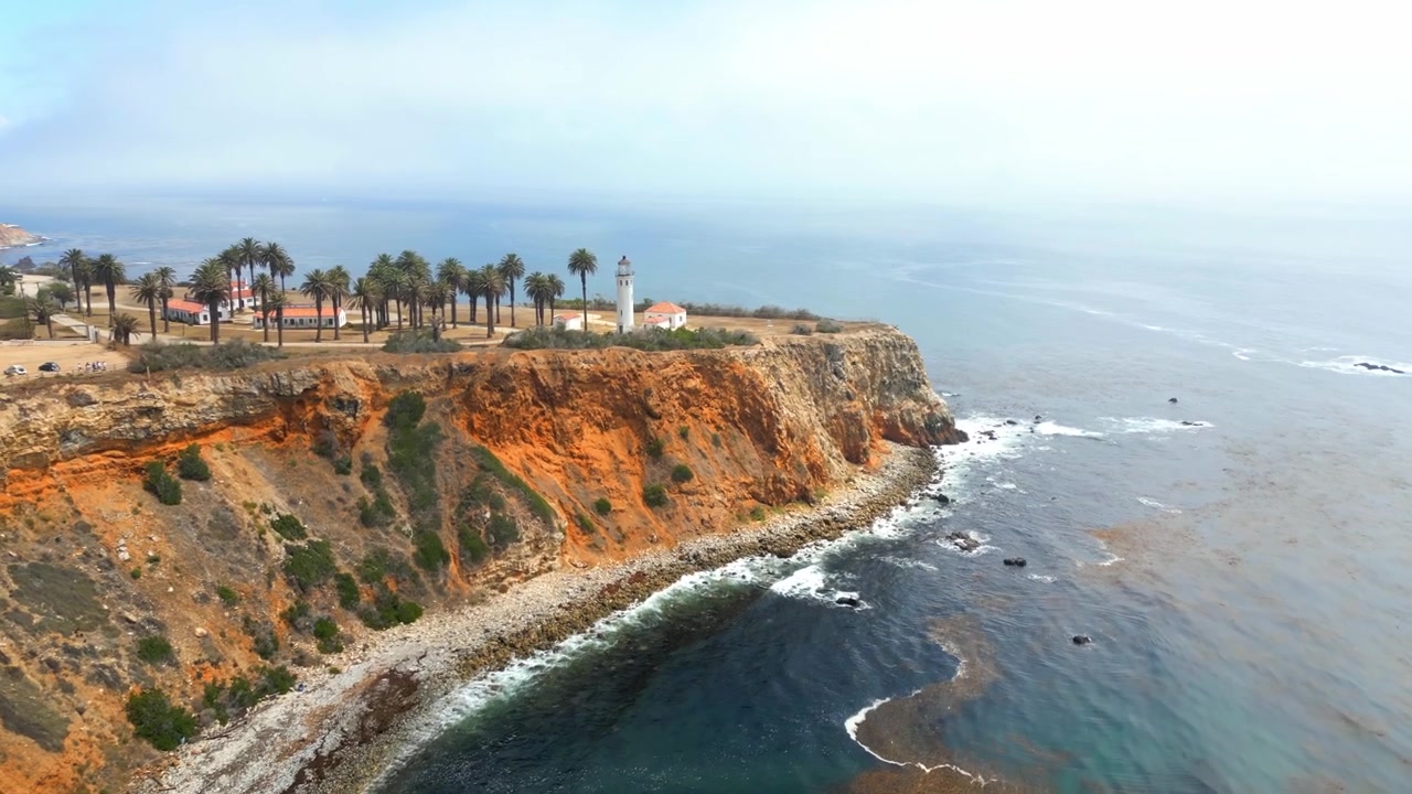Riprese drone 4K delle scogliere di Palos Verdes nella California meridionale, con aspre scogliere costiere, costa rocciosa, viste sull'Oceano Pacifico, onde che si infrangono e paesaggi costieri aerei panoramici.