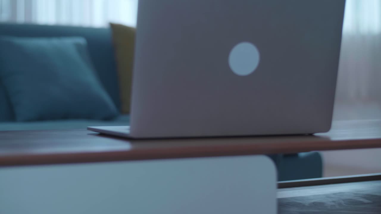 밤에 노트북을 친 도