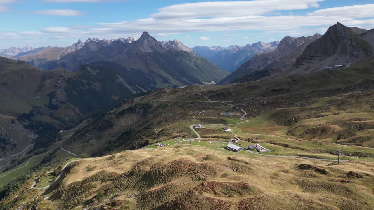 una impresionante fotografía aérea de las montañas warth en vorarlberg, austria