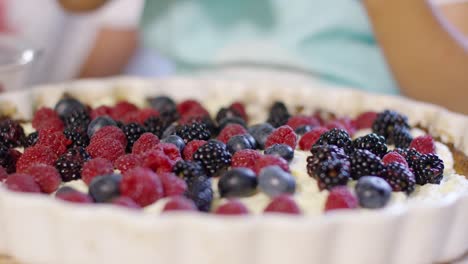 Tarta-De-Frutas-Caseras-Frescas-Con-Bayas-Variadas