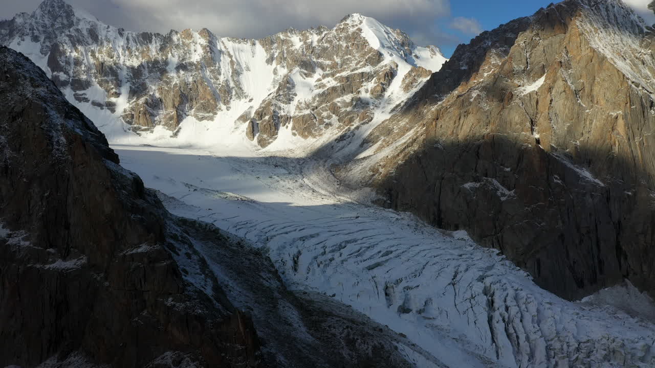 reveladora toma cinematográfica de un dron atravesando el pasaje entre el glaciar ak-sai en kirguistán