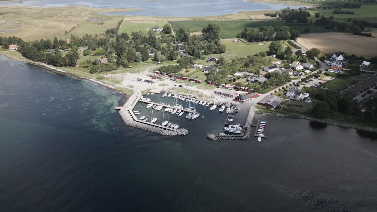 드론 비행은 배가 들어오는 덴마크 항구 위를 날아갑니다.