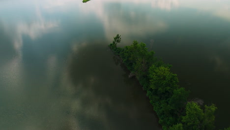 Lago-Tranquilo-Con-Reflejo-Del-Cielo-En-Cook&#39;s-Landing-Park-Cerca-De-Little-Rock,-Arkansas,-EE.UU.---Antena-De-Arriba-Hacia-Abajo