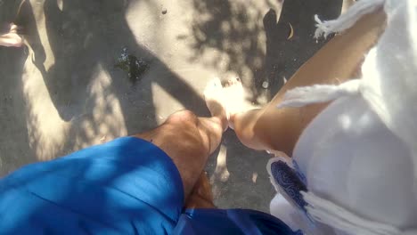 comparando los pies descalzos de hombre y mujer, punto de vista