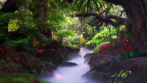 un paraíso de selva tropical con flores en flor y un arroyo brumoso