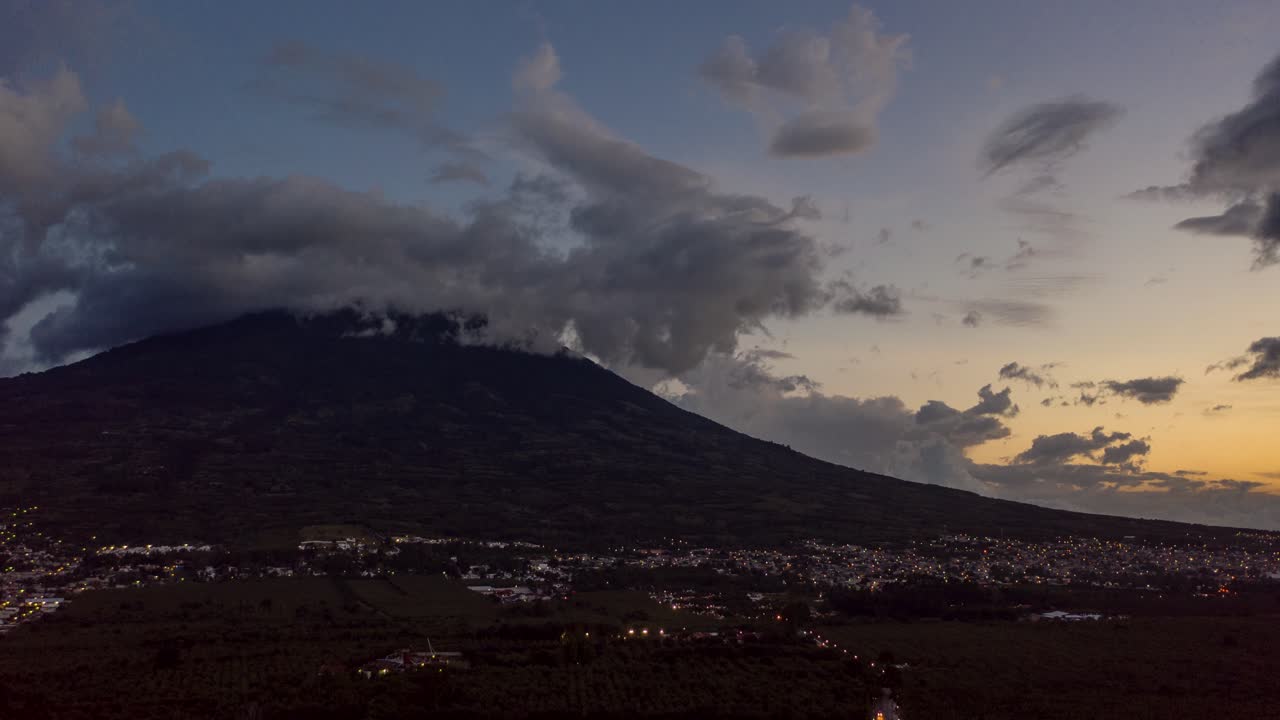 과테말라의 활발한 화산으로 향하는 항공기, 드론 하이퍼스, 구름이 가득한 아름다운 해가 지는 동안 4k