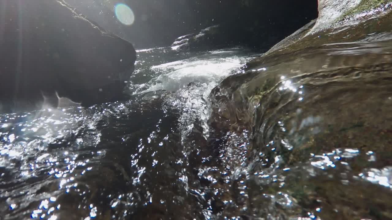 바위 위로 흐르는 강