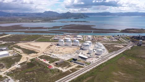 vista aérea del almacenamiento del tanque de aceite del puerto de ploce con vistas al mar adriático en croacia