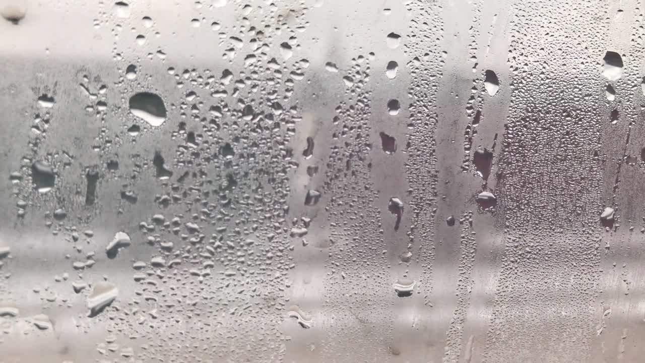 창문에 비가 내린다