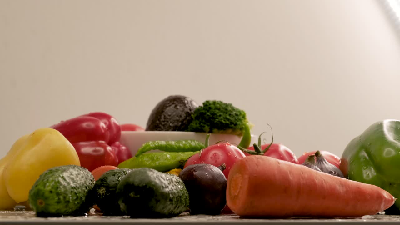 cibi sani sono sul tavolo in cucina