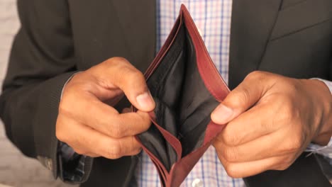 billetera vacía en manos de un hombre de negocios