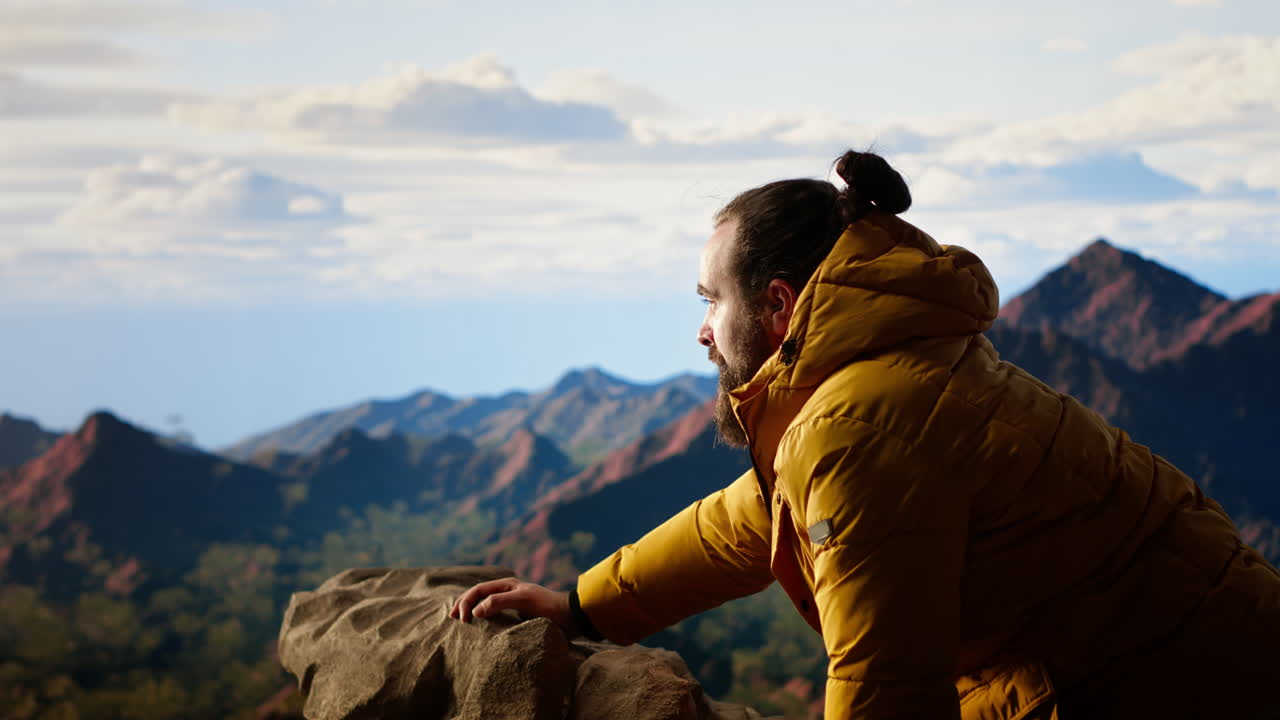 el amante de la naturaleza en un pico de montaña respira el aire fresco y fresco