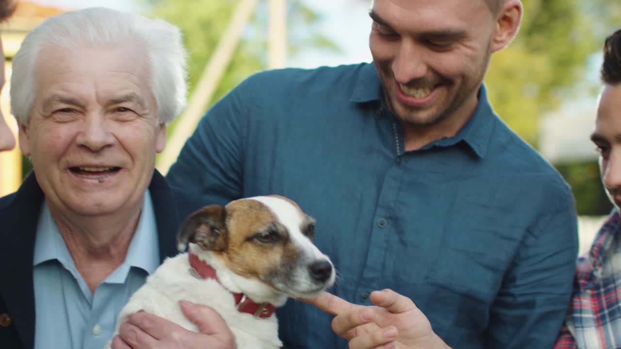 큰 가족 모임의 긴.