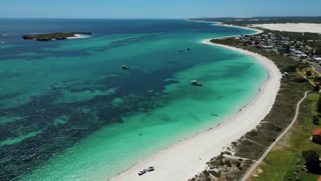 Luftaufnahme-Des-Allradfahrens-Auf-Der-Weißen-Sandlandschaft-Von-Lancelin-Beach,-Westaustralien