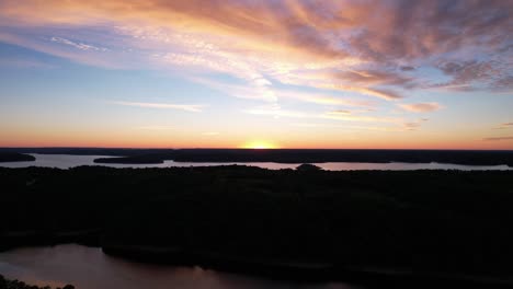 Drohnenaufnahme-Eines-Warmen-Sonnenaufgangs-über-Dem-Lake-Monroe,-Indiana-In-Den-USA