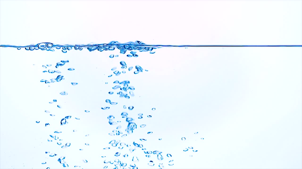 얼음 큐브 가 물  ⁇  에 천천히 떨어지고 있다