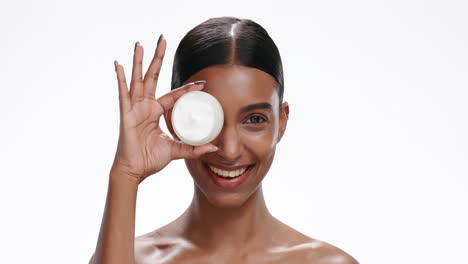 rostro de mujer india con contenedor de crema