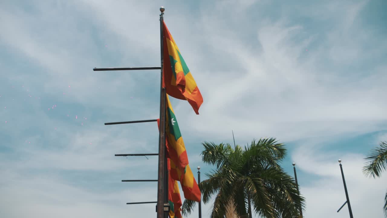 banderas ondeantes en cámara lenta de cartagena de indias en colombia, sudamérica