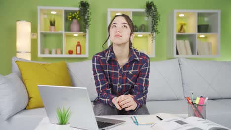 una joven asiática infeliz y reflexiva.