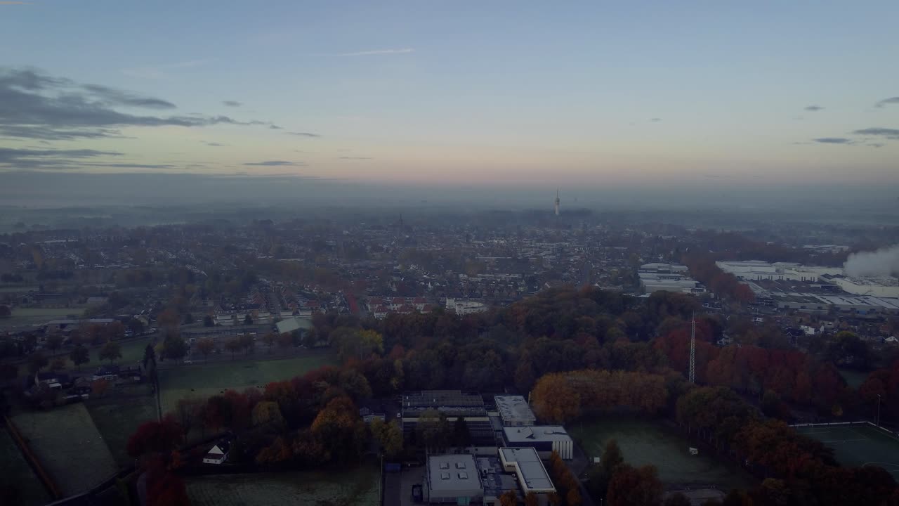 helmond 농장은 백그라운드에서 일출로 가득 차 있습니다.